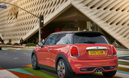 2019 MINI Hardtop 2 Door Rear Three-Quarter Wallpapers 450x275 (51)