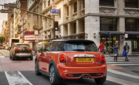 2019 MINI Hardtop 2 Door Rear Three-Quarter Wallpapers 450x275 (49)