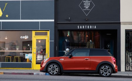 2019 MINI Hardtop 2 Door Side Wallpapers 450x275 (78)