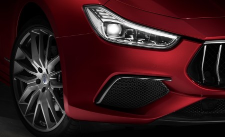 2019 Maserati Ghibli SQ4 GranSport Headlight Wallpapers 450x275 (16)
