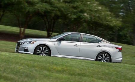 2019 Nissan Altima Side Wallpapers 450x275 (26)