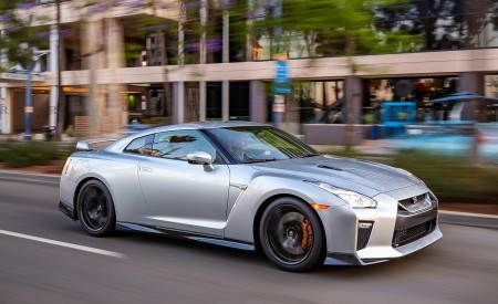 2019 Nissan GT-R Front Three-Quarter Wallpapers 450x275 (2)