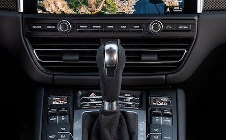 2019 Porsche Macan S (Color: Mamba Green Metallic) Interior Detail Wallpapers 444x275 (21)