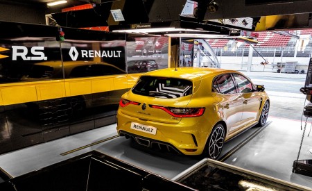 2019 Renault Megane R.S. Trophy Rear Three-Quarter Wallpapers 450x275 (12)