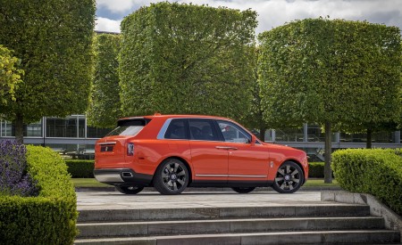 2019 Rolls-Royce Cullinan (Color: Fux Orange) Rear Three-Quarter Wallpapers 450x275 (32)