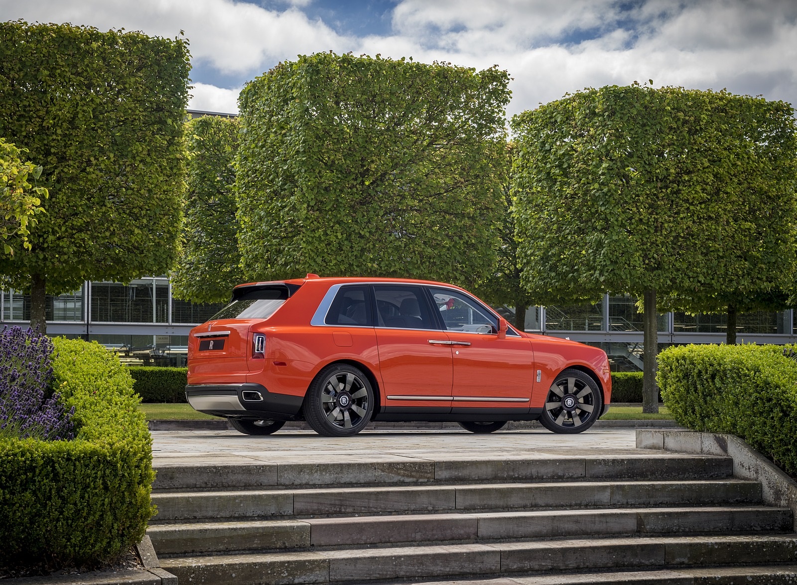 2019 Rolls-Royce Cullinan (Color: Fux Orange) Rear Three-Quarter Wallpapers #32 of 122