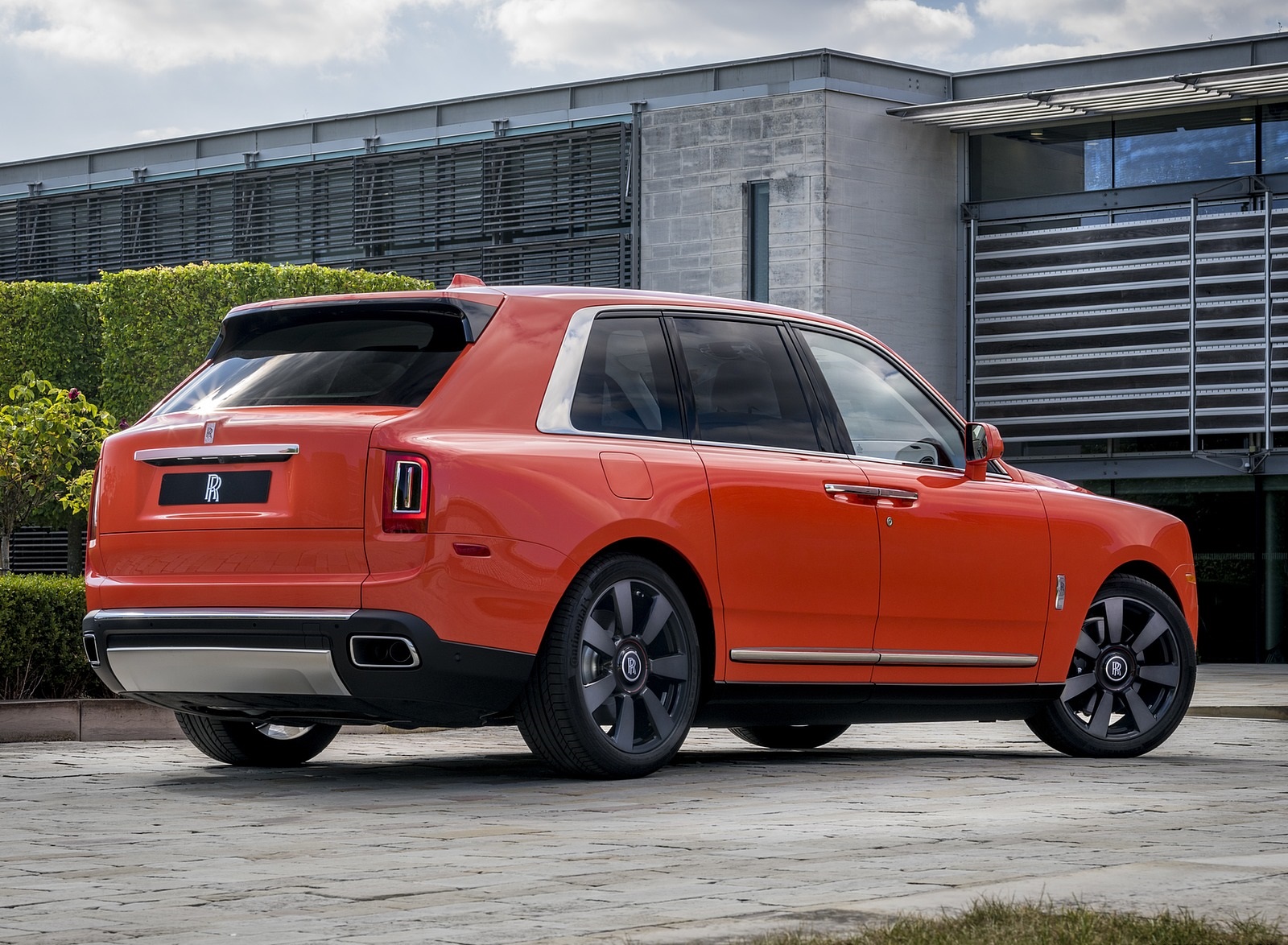 2019 Rolls-Royce Cullinan (Color: Fux Orange) Rear Three-Quarter Wallpapers #30 of 122
