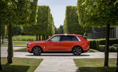 2019 Rolls-Royce Cullinan (Color: Fux Orange) Side Wallpapers 450x275 (35)
