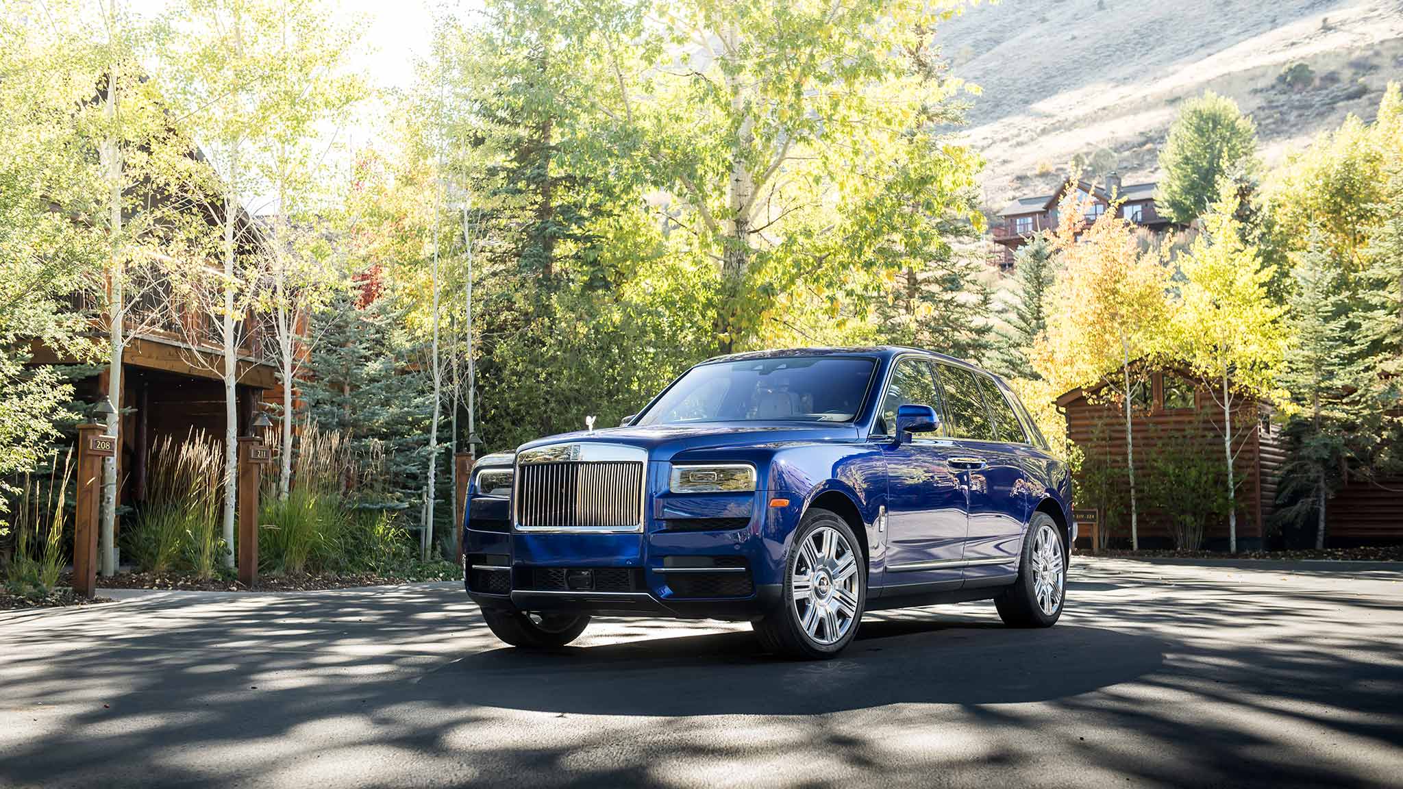2019 Rolls-Royce Cullinan (Color: Salamanca Blue) Front Three-Quarter Wallpapers #8 of 122