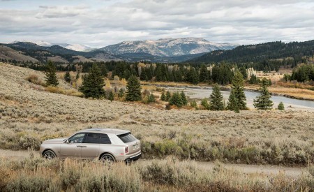 2019 Rolls-Royce Cullinan (Color: White Sands) Rear Three-Quarter Wallpapers 450x275 (73)