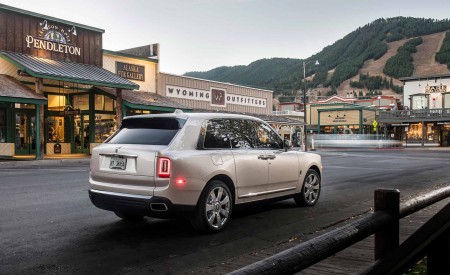 2019 Rolls-Royce Cullinan (Color: White Sands) Rear Three-Quarter Wallpapers 450x275 (74)