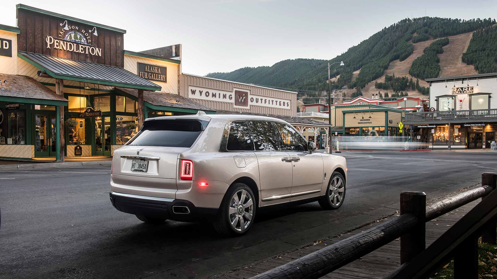 2019 Rolls-Royce Cullinan (Color: White Sands) Rear Three-Quarter Wallpapers #74 of 122
