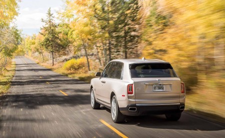 2019 Rolls-Royce Cullinan (Color: White Sands) Rear Three-Quarter Wallpapers 450x275 (55)