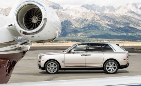 2019 Rolls-Royce Cullinan (Color: White Sands) Side Wallpapers 450x275 (66)
