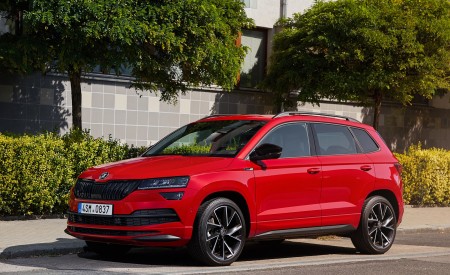 2019 Skoda Karoq Sportline Front Three-Quarter Wallpapers 450x275 (13)