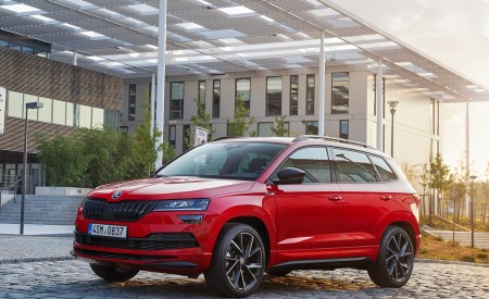 2019 Skoda Karoq Sportline Front Three-Quarter Wallpapers 450x275 (15)