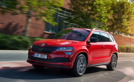 2019 Skoda Karoq Sportline Front Three-Quarter Wallpapers 450x275 (10)