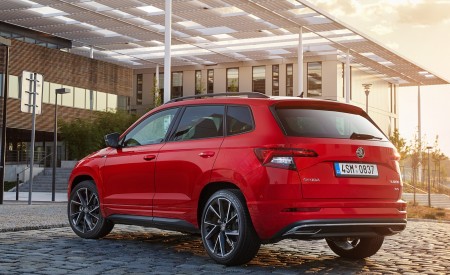 2019 Skoda Karoq Sportline Rear Three-Quarter Wallpapers 450x275 (16)