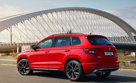 2019 Skoda Karoq Sportline Rear Three-Quarter Wallpapers 450x275 (17)