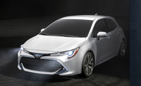 2019 Toyota Corolla Hatchback Front Three-Quarter Wallpapers 450x275 (10)