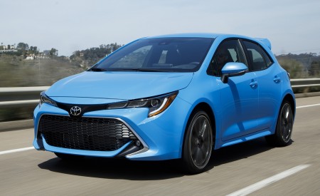 2019 Toyota Corolla Hatchback Front Three-Quarter Wallpapers 450x275 (22)