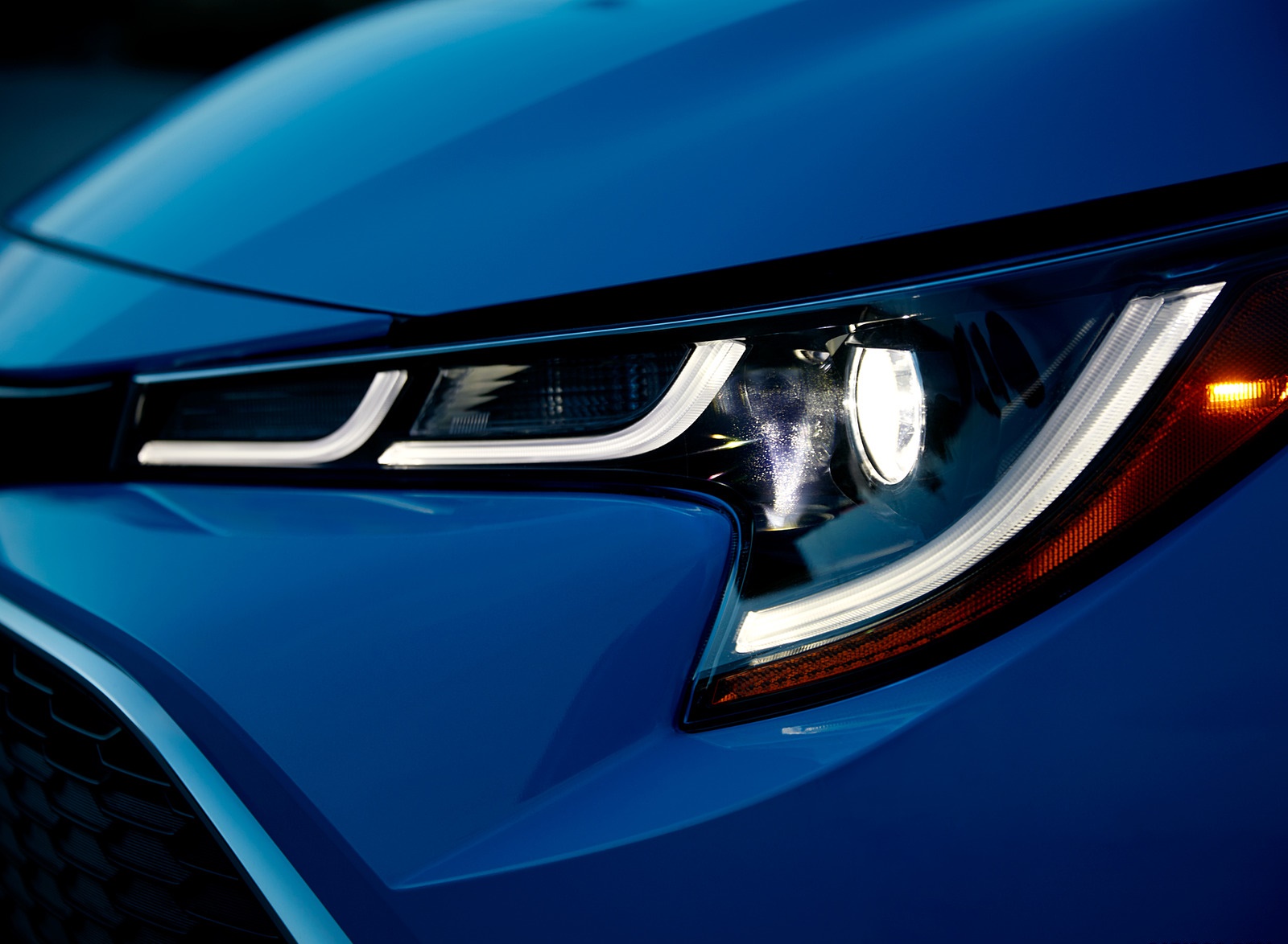 2019 Toyota Corolla Hatchback Headlight Wallpapers (12)