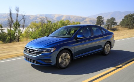 2019 Volkswagen Jetta Front Three-Quarter Wallpapers 450x275 (19)