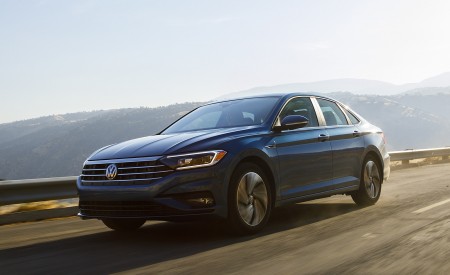2019 Volkswagen Jetta Front Three-Quarter Wallpapers 450x275 (25)