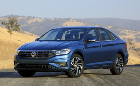 2019 Volkswagen Jetta Front Three-Quarter Wallpapers 450x275 (29)