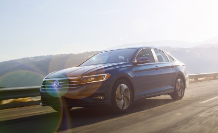 2019 Volkswagen Jetta Front Three-Quarter Wallpapers 450x275 (26)