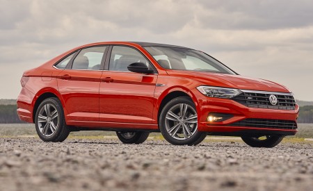 2019 Volkswagen Jetta R-Line Front Three-Quarter Wallpapers 450x275 (5)