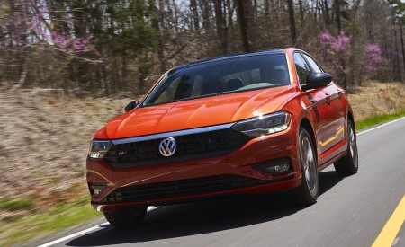2019 Volkswagen Jetta R-Line Front Three-Quarter Wallpapers 450x275 (2)