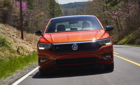 2019 Volkswagen Jetta R-Line Front Wallpapers 450x275 (3)