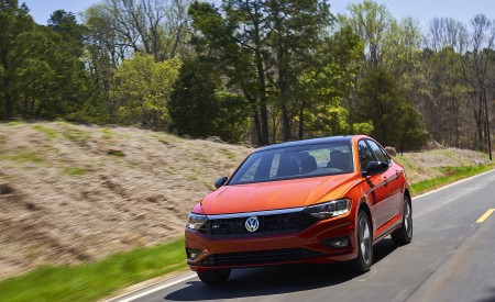 2019 Volkswagen Jetta R-Line Front Wallpapers 450x275 (4)