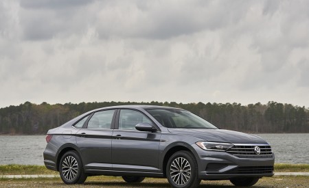 2019 Volkswagen Jetta SEL Front Three-Quarter Wallpapers 450x275 (61)