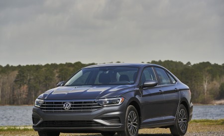 2019 Volkswagen Jetta SEL Front Three-Quarter Wallpapers 450x275 (60)