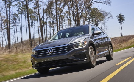 2019 Volkswagen Jetta Front Three-Quarter Wallpapers 450x275 (51)