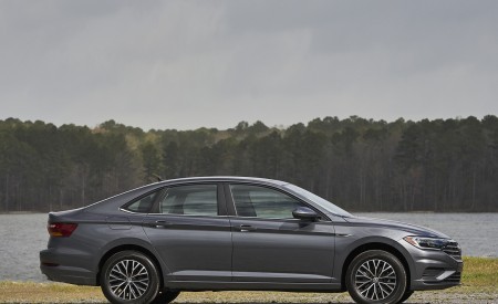 2019 Volkswagen Jetta SEL Side Wallpapers 450x275 (57)