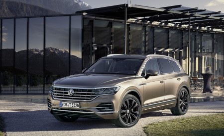 2019 Volkswagen Touareg Atmosphere Front Three-Quarter Wallpapers 450x275 (68)