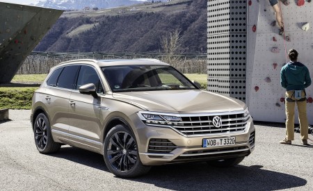 2019 Volkswagen Touareg Atmosphere Front Three-Quarter Wallpapers 450x275 (69)