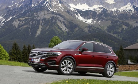 2019 Volkswagen Touareg Atmosphere Front Three-Quarter Wallpapers 450x275 (60)