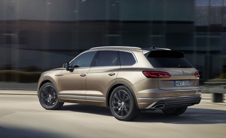 2019 Volkswagen Touareg Atmosphere Rear Three-Quarter Wallpapers 450x275 (73)