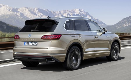 2019 Volkswagen Touareg Atmosphere Rear Three-Quarter Wallpapers 450x275 (66)