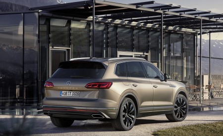 2019 Volkswagen Touareg Atmosphere Rear Three-Quarter Wallpapers 450x275 (74)