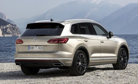 2019 Volkswagen Touareg Atmosphere Rear Three-Quarter Wallpapers 450x275 (75)