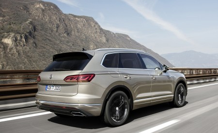 2019 Volkswagen Touareg Atmosphere Rear Three-Quarter Wallpapers 450x275 (67)