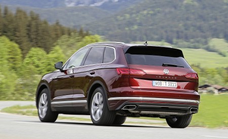 2019 Volkswagen Touareg Atmosphere Rear Three-Quarter Wallpapers 450x275 (55)
