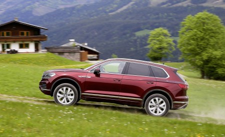 2019 Volkswagen Touareg Atmosphere Side Wallpapers 450x275 (54)