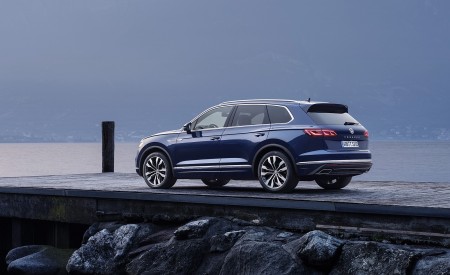 2019 Volkswagen Touareg Elegance Rear Three-Quarter Wallpapers 450x275 (48)