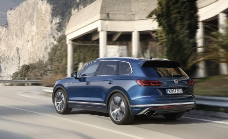 2019 Volkswagen Touareg Elegance Rear Three-Quarter Wallpapers 450x275 (41)